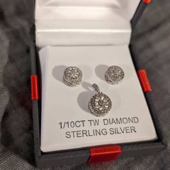1/10 CTTW Diamond Stud Earrings & 1/10 CTTW Diamond Pendant Set - Picture 1 of 8